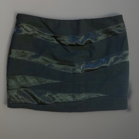 GUESS sz 25 Black Satin Strips Accent MINI skirt - Picture 3 of 6